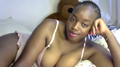 Snapshot of sexy_siera chatting on 2, 12, 2024 laura online show from 2, 12, 2024