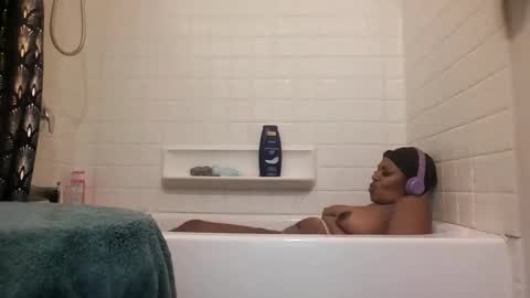 Snapshot of sexybella81 chatting on 4, 12, 2025 sexybella81 online show from 4, 12, 2025