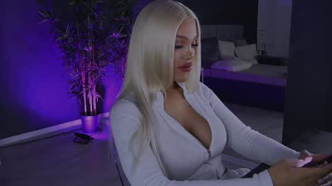 Snapshot of shayblonde chatting on 11, 1, 2025 shayblonde online show from 11, 1, 2025