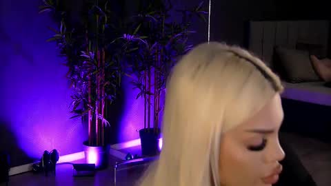 Snapshot of shayblonde chatting on 17, 2, 2025 shayblonde online show from 17, 2, 2025