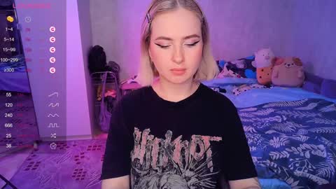 Snapshot of shyfoxxxy chatting on 4, 2, 2025 Effie online show from 4, 2, 2025