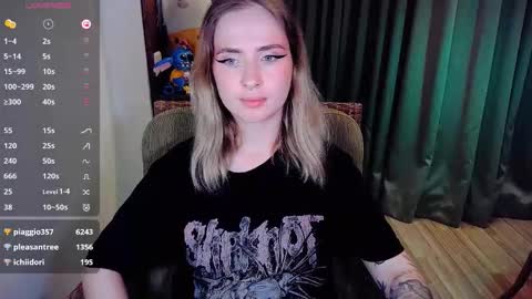 Snapshot of shyfoxxxy chatting on 12, 10, 2025 Effie online show from 12, 10, 2025