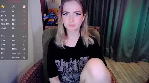 Snapshot of shyfoxxxy chatting on 19, 10, 2025 Effie online show from 19, 10, 2025