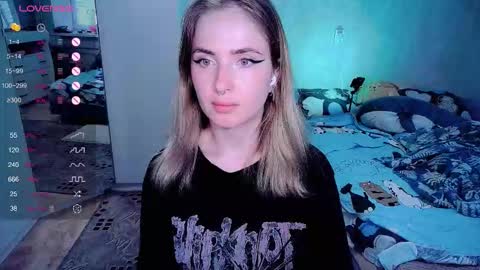 Snapshot of shyfoxxxy chatting on 29, 10, 2025 Effie online show from 29, 10, 2025