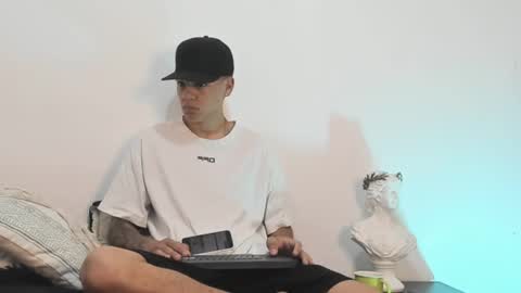 Snapshot of simon_alvarez01 chatting on 25, 2, 2025 Simon Independent Model online show from 25, 2, 2025