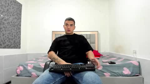 Snapshot of simonkeler chatting on 13, 12, 2025 SIMON KELER online show from 13, 12, 2025