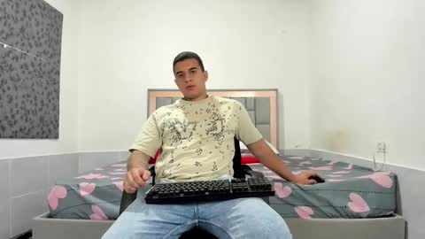 Snapshot of simonkeler chatting on 17, 12, 2025 SIMON KELER online show from 17, 12, 2025