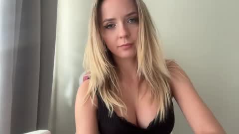 Snapshot of sisi_bunny chatting on 21, 7, 2026 Sisi Bunny online show from 21, 7, 2026