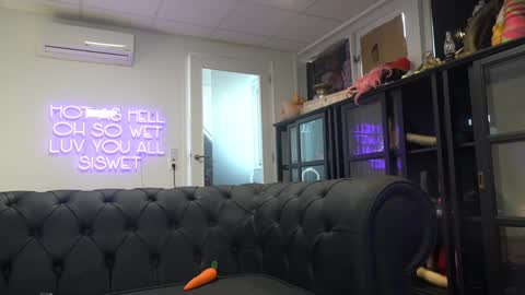 Elise online show from 2, 2, 2025