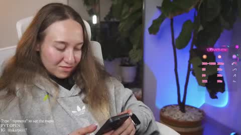 Im Scarlett  ONLINE  5pm-10pm NYC time  online show from 5, 3, 2025