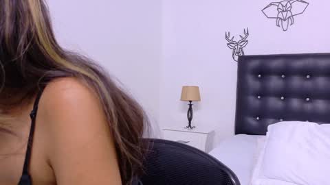 skinny_hottie18 online show from 18, 12, 2024