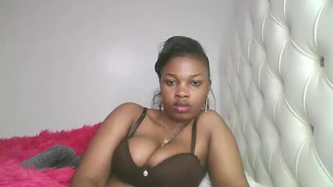 Snapshot of slayslay002 chatting on 22, 10, 2025 Rose online show from 22, 10, 2025