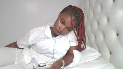 Snapshot of slayslay002 chatting on 9, 11, 2025 Rose online show from 9, 11, 2025