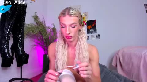 Snapshot of sn0wcat chatting on 11, 3, 2025   online show from 11, 3, 2025