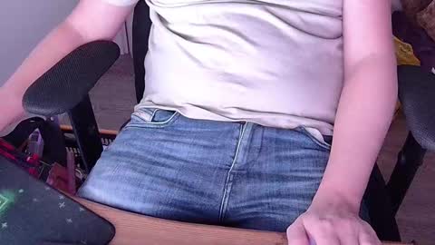 Snapshot of sneakybill82 chatting on 24, 11, 2025 Sneakybill online show from 24, 11, 2025