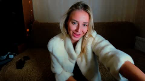 Snapshot of snezanablond chatting on 14, 12, 2024 Sneja online show from 14, 12, 2024