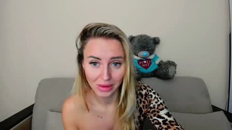 Snapshot of snezanablond chatting on 28, 1, 2025 Sneja online show from 28, 1, 2025