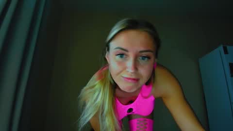 Snapshot of snezanablond chatting on 27, 2, 2025 Sneja online show from 27, 2, 2025