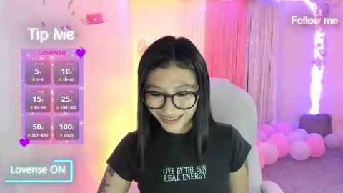 Sofia Thomson online show from 5, 3, 2026