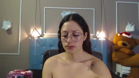 Snapshot of sofia_white3 chatting on 1, 12, 2025 Sofa online show from 1, 12, 2025