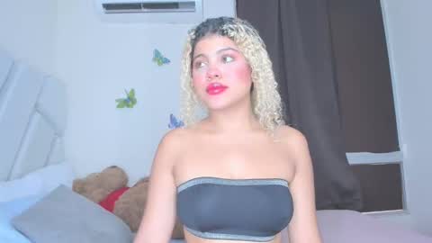 sofiacastillo01 online show from 17, 4, 2026