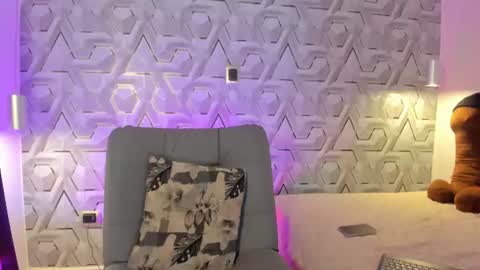 Snapshot of sophi_01 chatting on 7, 7, 2026 sophie online show from 7, 7, 2026