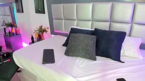 sophi Leone online show from 3, 2, 2026