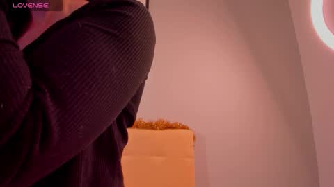 Snapshot of sophiaa_sensual chatting on 15, 12, 2025 Sophia online show from 15, 12, 2025