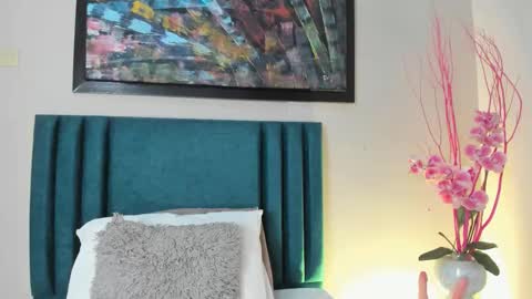 sophiacolliins online show from 13, 10, 2025