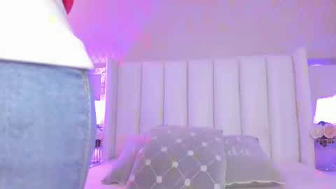 Snapshot of sophiasmiths_ chatting on 8, 7, 2026 SophiaSmiths online show from 8, 7, 2026