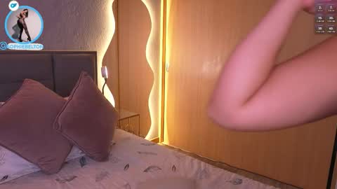 Snapshot of sophie_belton chatting on 16, 12, 2025 sofia online show from 16, 12, 2025