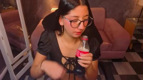 Snapshot of sophie_jones_b chatting on 7, 5, 2026 sophie_jones_b online show from 7, 5, 2026