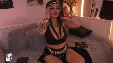 Sophiee  online show from 1, 11, 2025