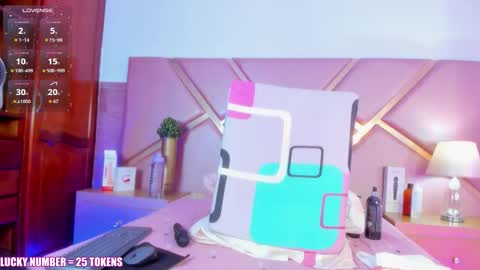 Snapshot of sophiesinclair chatting on 8, 11, 2025 Sophie online show from 8, 11, 2025