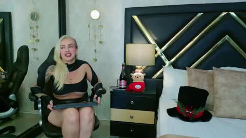 Snapshot of sophiewinslow chatting on 7, 11, 2025 SophieWinslow online show from 7, 11, 2025