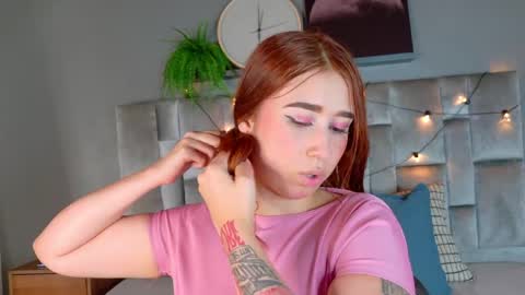 Snapshot of starrmoon__ chatting on 7, 4, 2026 M O O N online show from 7, 4, 2026