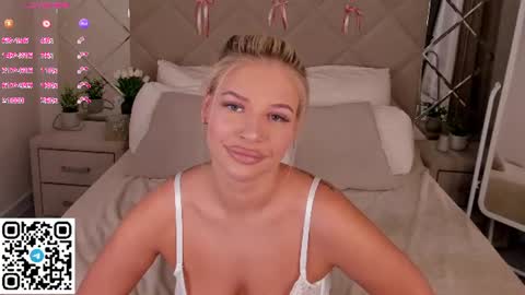 Snapshot of stella_leee chatting on 22, 7, 2026 Stella Leee online show from 22, 7, 2026