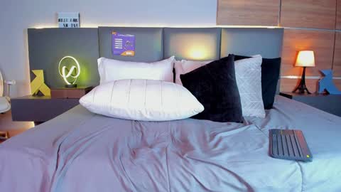 Stone Lee  online show from 4, 2, 2025