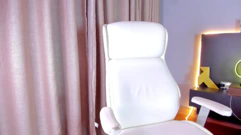 Stone Lee  online show from 17, 2, 2025