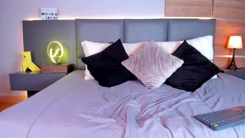 Stone Lee  online show from 23, 2, 2025