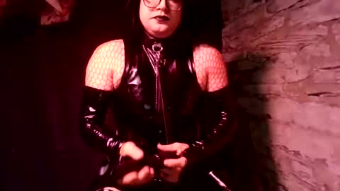 Snapshot of strangespence chatting on 26, 4, 2026 Mistress kinki online show from 26, 4, 2026