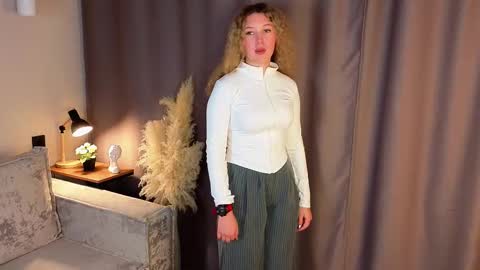 Snapshot of sueholt chatting on 18, 11, 2025 Sue online show from 18, 11, 2025