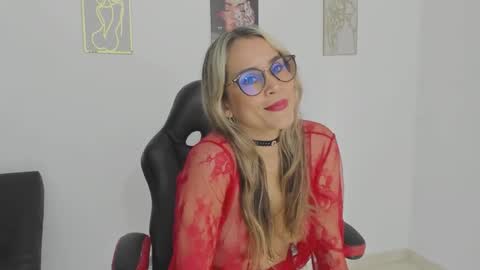 sugar_milff online show from 24, 11, 2025