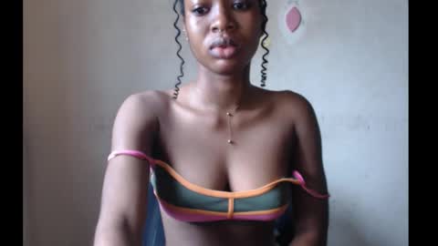 Snapshot of sugarmeltsxx chatting on 5, 10, 2025 Bella online show from 5, 10, 2025