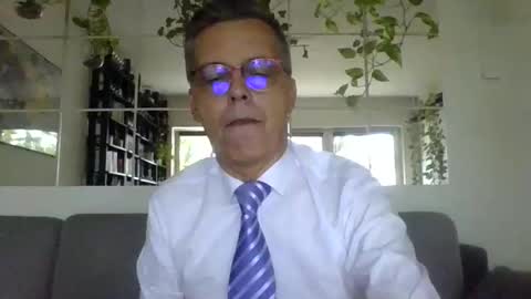 Snapshot of suit_elegant chatting on 13, 9, 2025 Suit tie horny online show from 13, 9, 2025