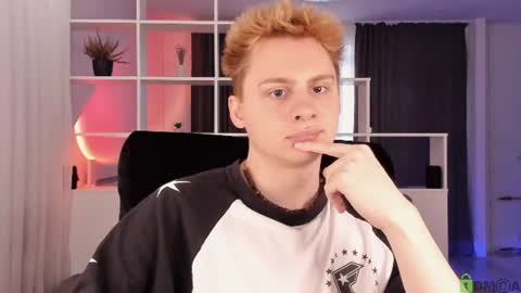 Snapshot of sunburn_boy chatting on 25, 7, 2026 Emilio online show from 25, 7, 2026