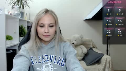 Snapshot of sunny_bunny6 chatting on 12, 9, 2025 Naomi online show from 12, 9, 2025