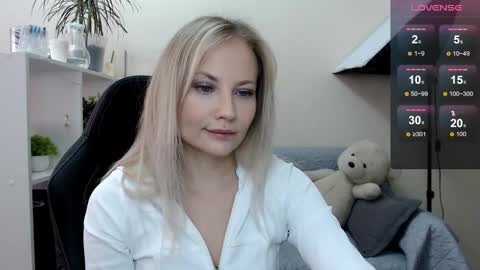 Snapshot of sunny_bunny6 chatting on 6, 10, 2025 Naomi online show from 6, 10, 2025