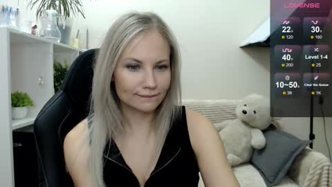 Snapshot of sunny_bunny6 chatting on 21, 10, 2025 Naomi online show from 21, 10, 2025