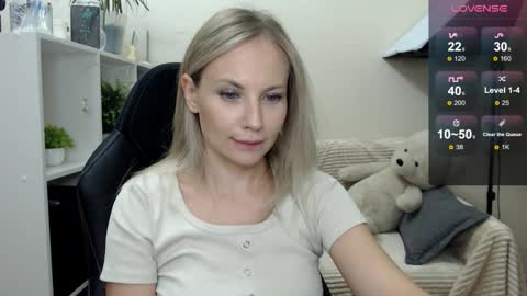 Snapshot of sunny_bunny6 chatting on 24, 10, 2025 Naomi online show from 24, 10, 2025